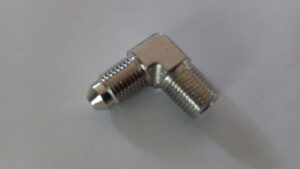 3/8" x 24 UNF - 1/8" NPT 90asteen kulma